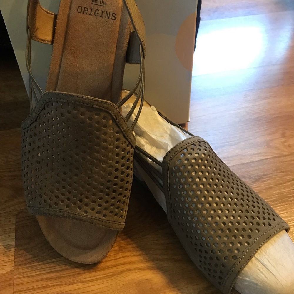 Earth Origins  Brown suede Size 8 New